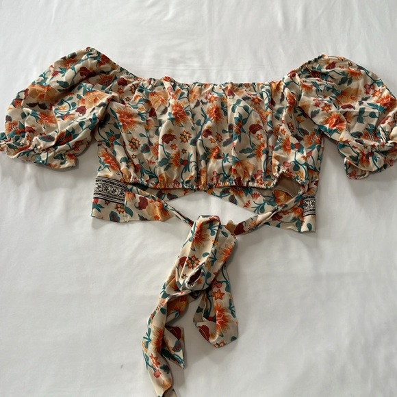 Milk & Honey Cropped Boho Floral Print Tie Back Peasant Blouse - Picture 4 of 6